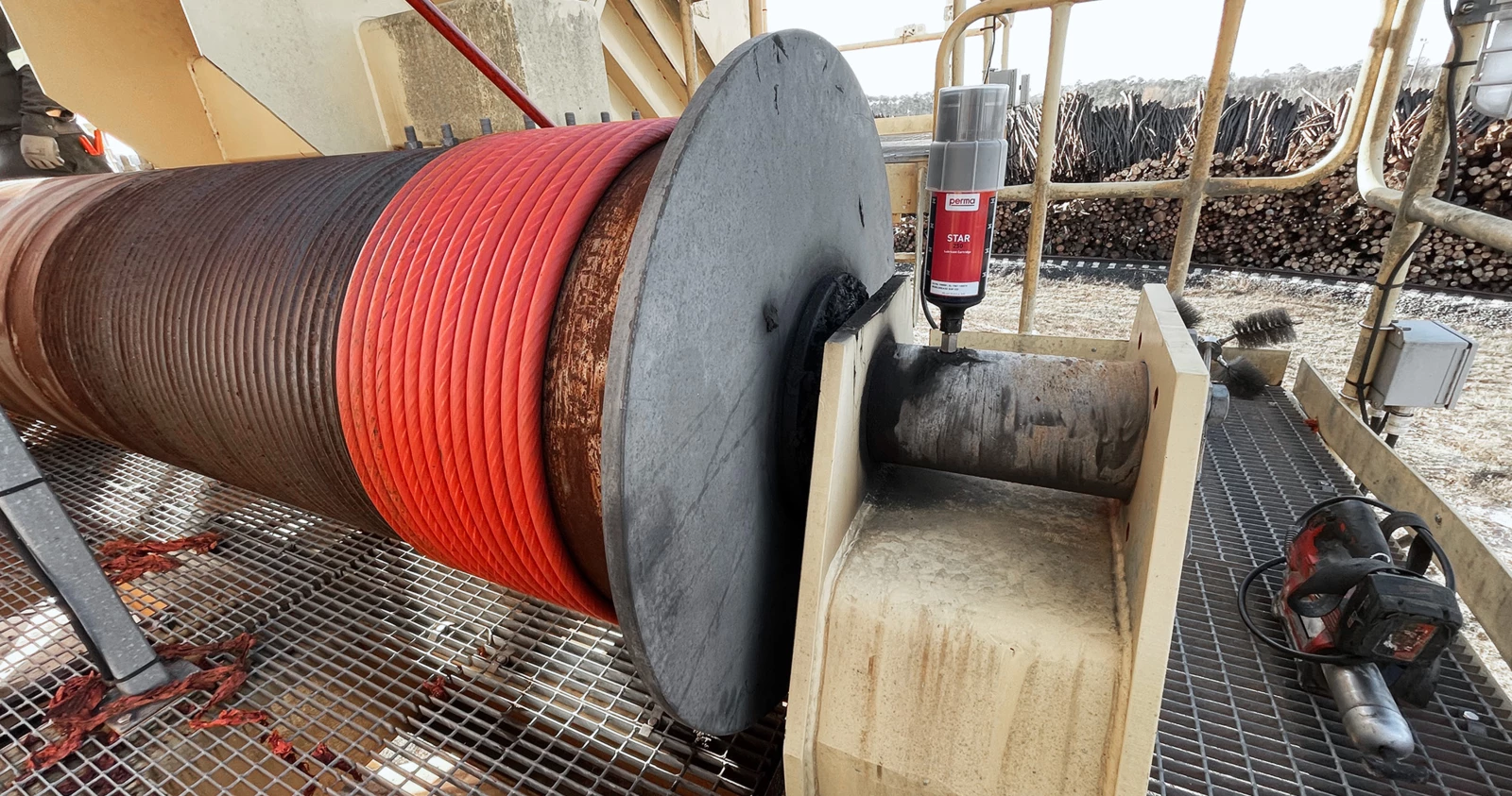perma STAR VARIO single point lubricator mounted on an industrial winch