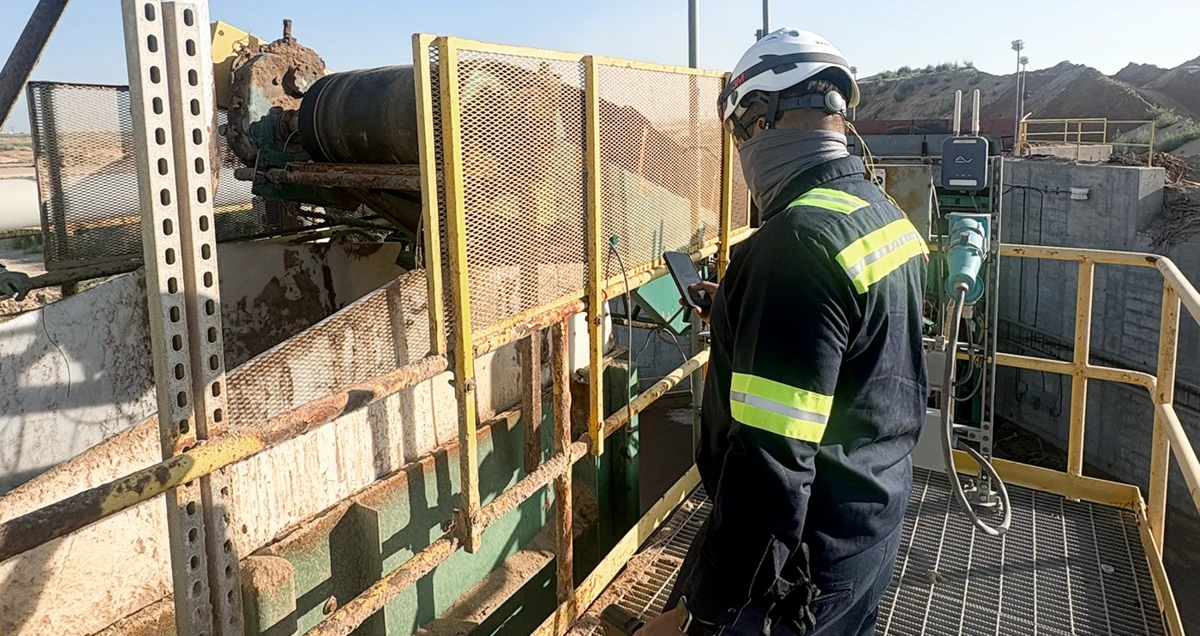 Technician using connected maintenance technology in an industrial facility 