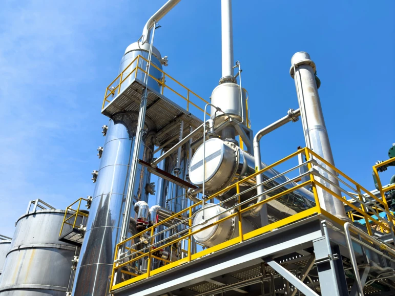 Industrial processing facility illustrating a hazardous site where long‑range drive lubricators can be connected, suitable for use in explosive atmospheres with Ex certification for Zone 2 and Zone 22.