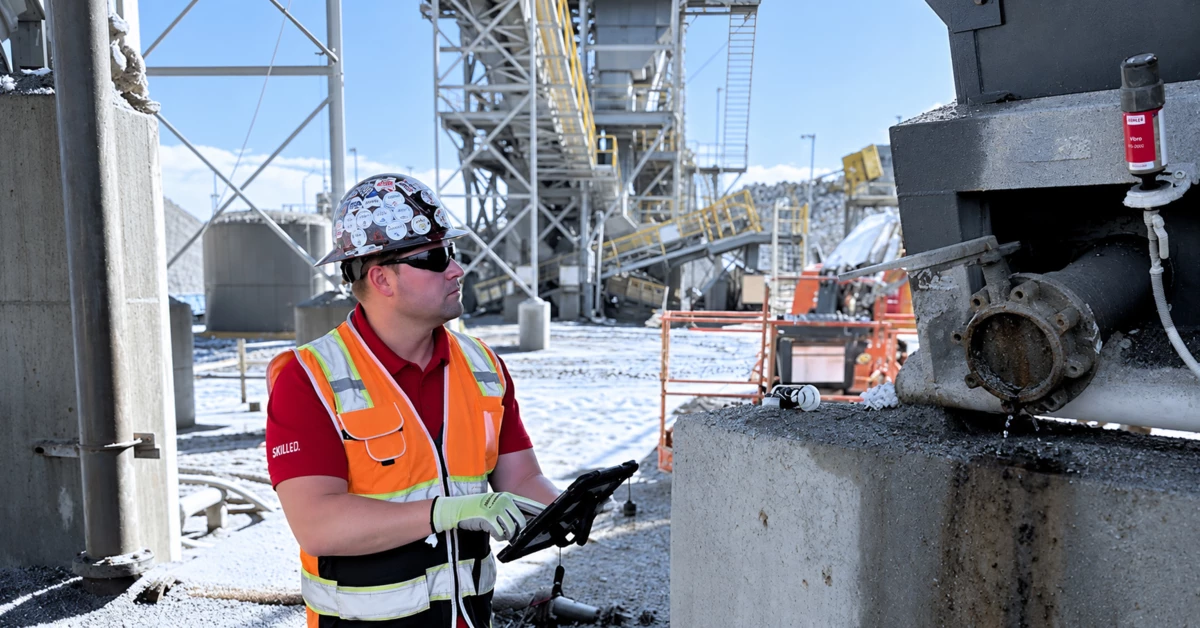 Technician using connected maintenance technology in an industrial facility