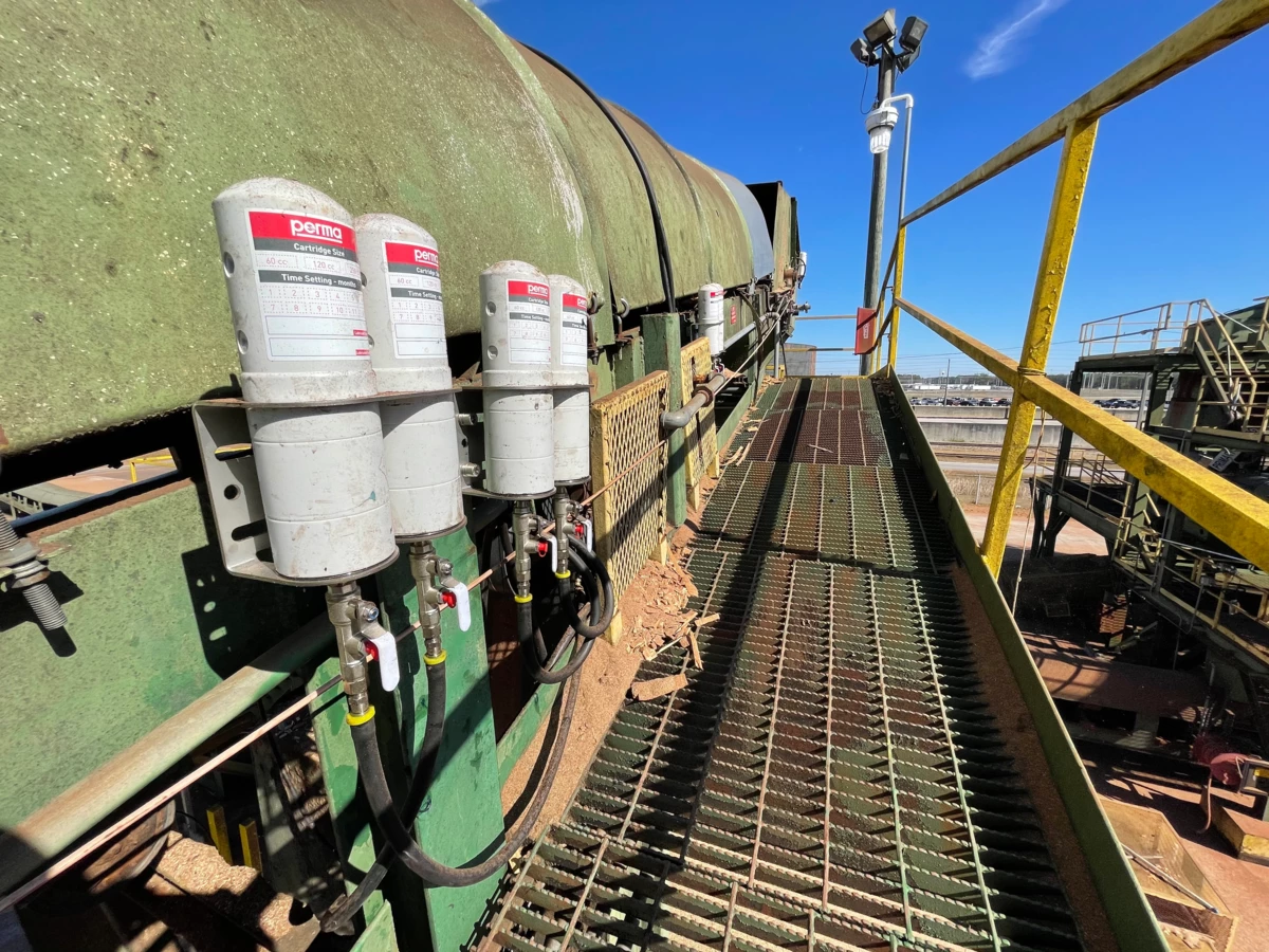 perma STAR VARIO single point lubricators remotely mounted to industrial equipment